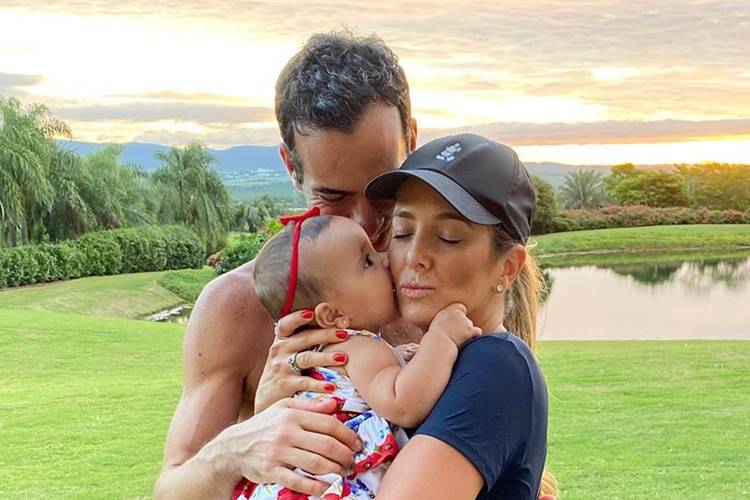 “Sanduíche de amor”, dispara Ticiane Pinheiro ao posar com a família