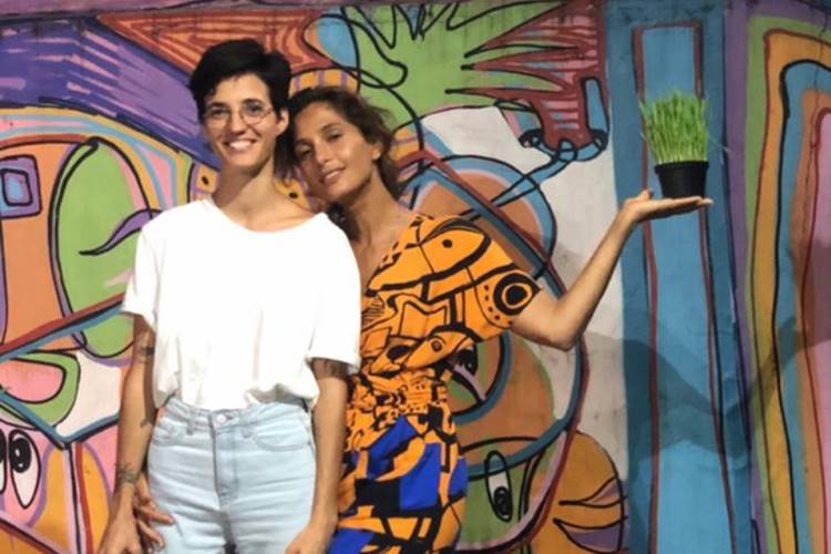 Camila Pitanga posa abraçada com a namorada