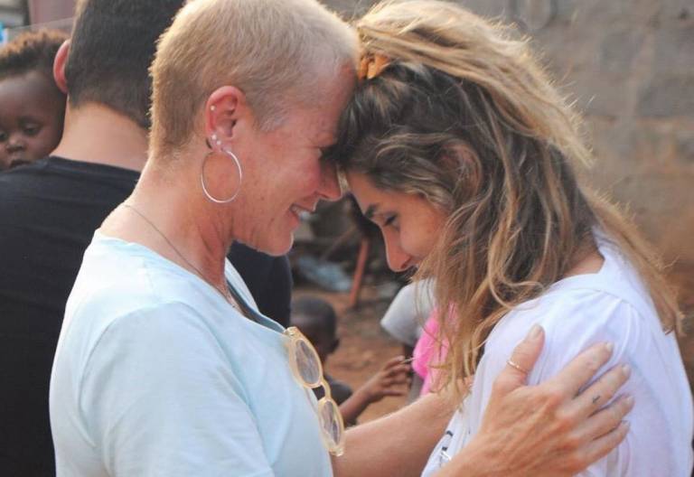 Em viagem a Angola, Xuxa se declara para Sasha: “Meu anjo”