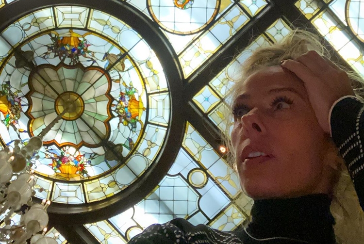 Adriane Galisteu aparece de máscara na Europa e assusta seguidores