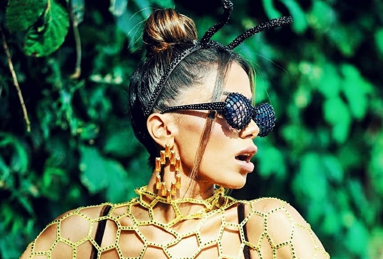 Anitta faz ensaio vestida de abelha e disserta sobre os insetos