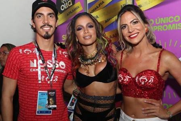 Famosos passam por sufoco durante desfile das campeãs devido forte temporal