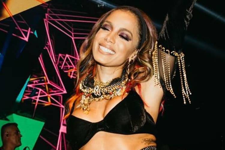 Anitta promete festa de 12 horas após fim de isolamento