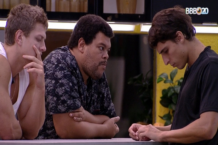 BBB20: Babu Santana monta aliança com Lucas e Felipe Prior e faz promessa sobre sisters