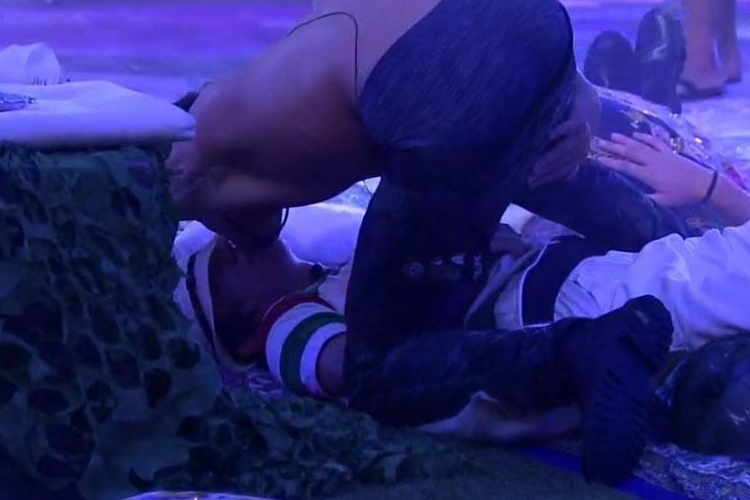 BBB20: Felipe Prior surpreende e tasca selinho em Pyong Lee durante festa