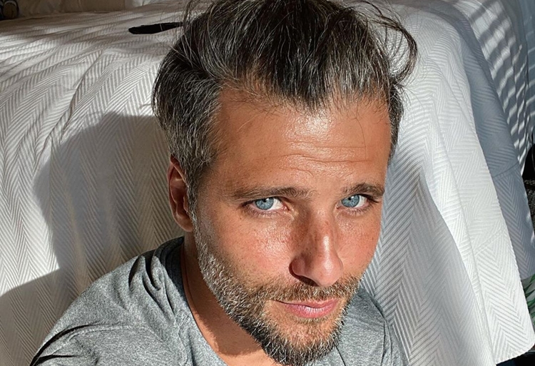 Bruno Gagliasso compartilha foto com cachorrinha resgatada e encanta fãs