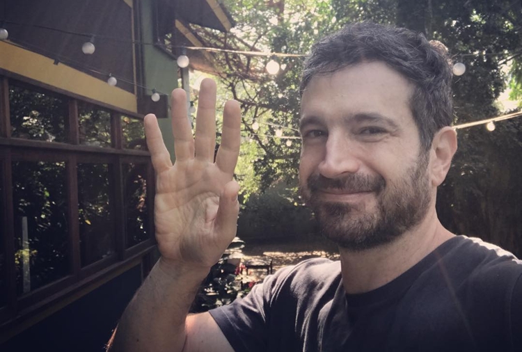 Caco Ciocler compartilha imagem de filhote em rede social e deixa fãs curiosos