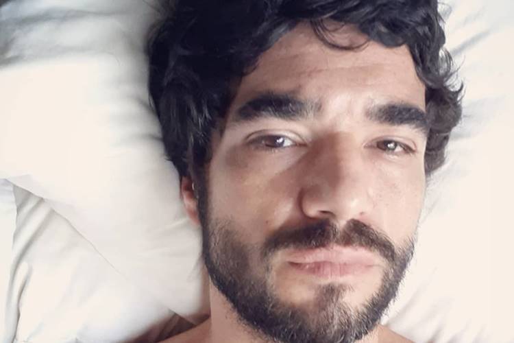 Caio Blat impressiona ao surgir de sunga branca; confira o click