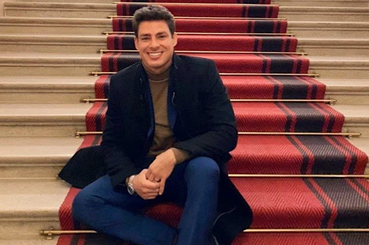 Cauã Reymond termina gravações em Praga e avisa que vai curtir o Carnaval no Brasil