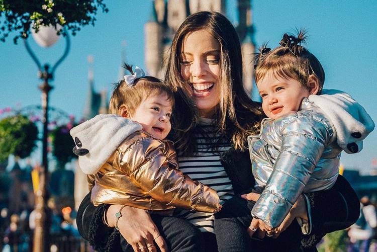 Fabiana Justus faz contagem regressiva para primeiro ano das filhas