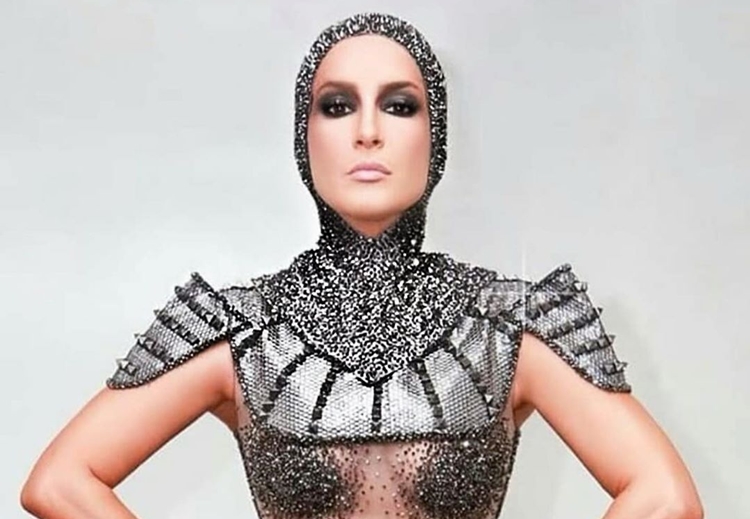 Claudia Leitte interrompe show em Salvador para ajudar fã que passou mal