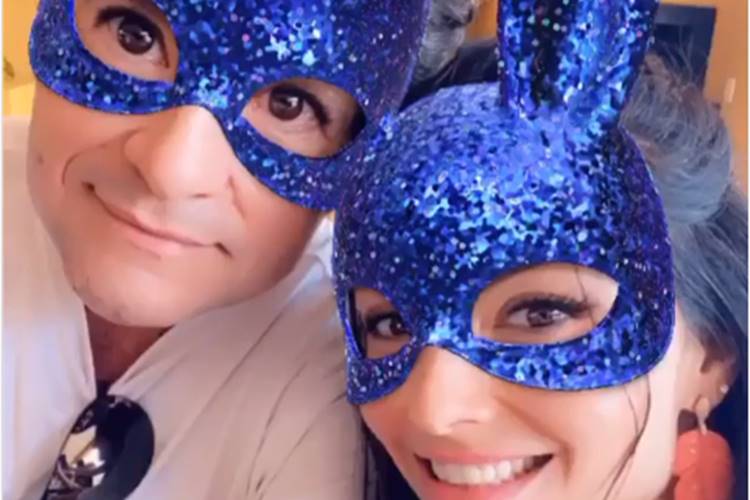 Mascarados, sertanejo Daniel e esposa surgem em ritmo de folia