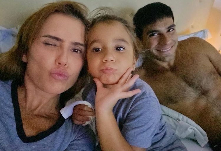 Deborah Secco se declara para filha e marido: “Meu bloquinho de amor”