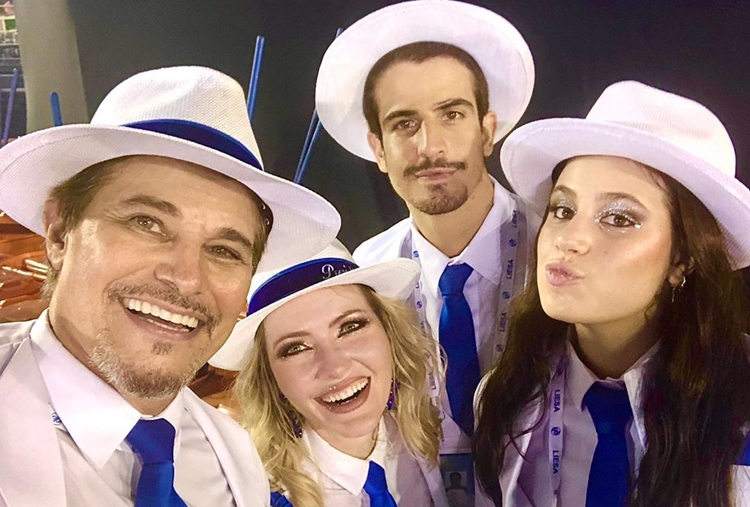 Edson Celulari comemora desfile na Beija-Flor ao lado da família