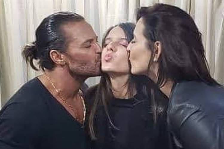 Duda Costa, filha de Eduardo Costa, celebra união da família com click dos pais