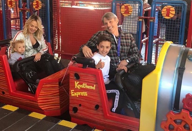Eliane se diverte com filhos e marido em parque de diversão em Orlando