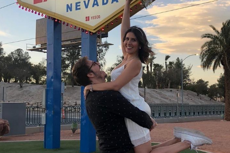Fábio Porchat e Nataly Mega renovam casamento em Las Vegas