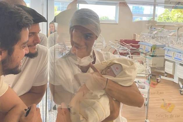 Felipe Simas, Bruno Gissoni Rodrigo Simas e o bebê Vicente reprodução Instagram