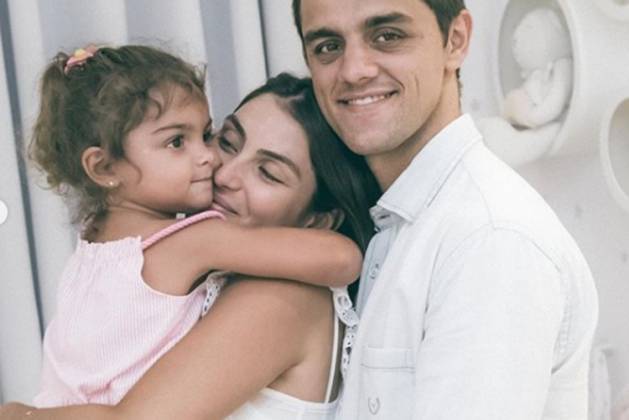 Felipe Simas Mariana Uhlmann e filha Maria reprodução Instagram