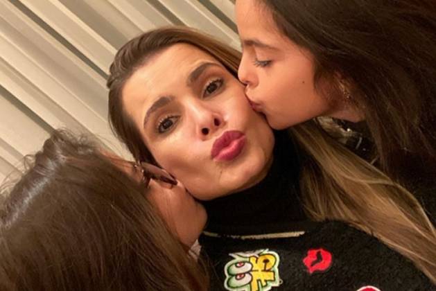 Flávia Camargo e as filhas reprodução Instagram