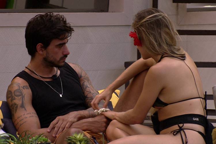 BBB20: Gabi e Guilherme choram durante papo sobre relacionamento