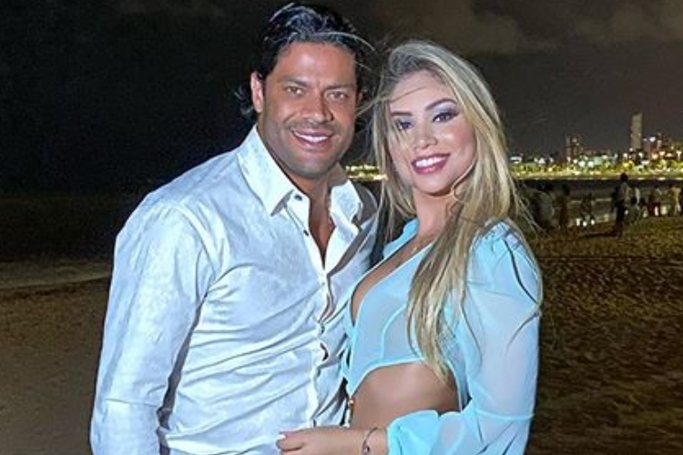 Após polêmicas, jogador Hulk desembarca no Brasil ao lado da nova namorada e visita filhos