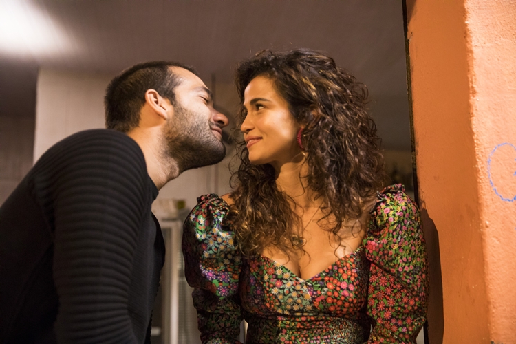 Amor de Mãe: Sandro e Érica não resistem à paixão e dão o primeiro beijo