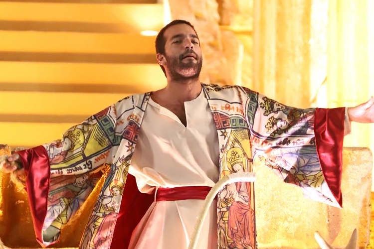 Humberto Carrão revela estranhamento após encarnar Jesus em desfile no Carnaval