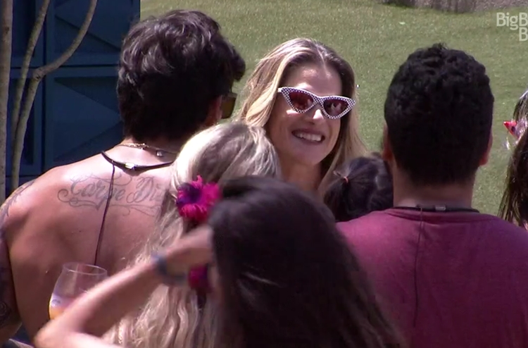 BBB20: Ingrid Guimarães participa de festa surpresa na piscina junto com os brothers