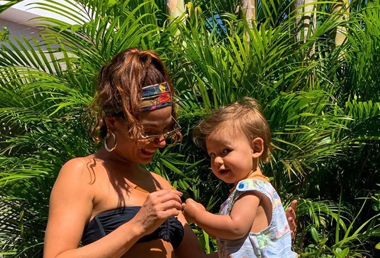 Ísis Valverde faz Ioga na companhia do filho e encanta seguidores na web