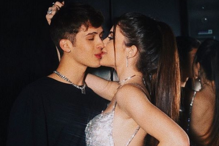 João Guilherme, filho do sertanejo Leonardo, posa ao lado da namorada, com direito a mão boba