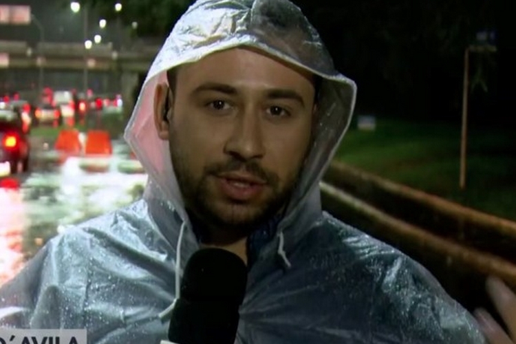 Ao vivo, jornalista da Globo interrompe reportagem e ajuda idoso em alagamento