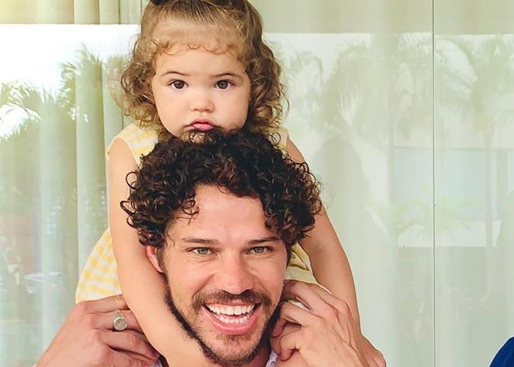 Em isolamento, José Loreto treina judô com a filha, Bella