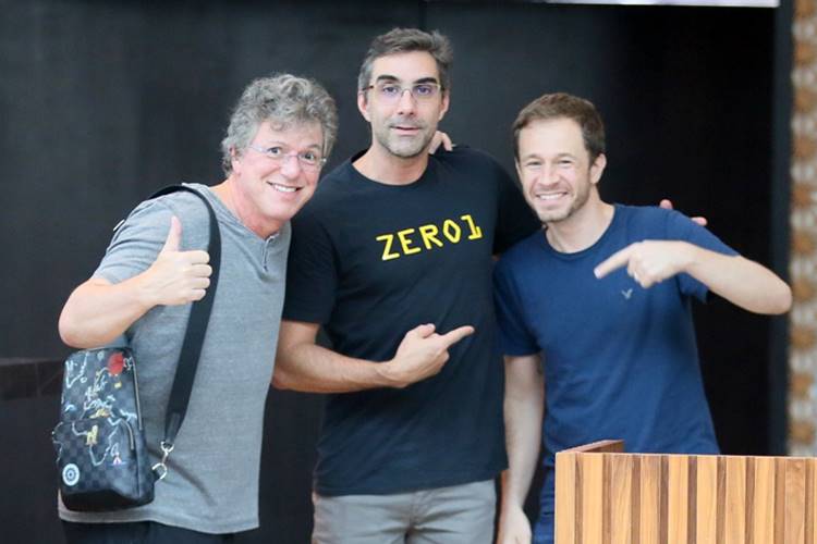 Tiago Leifert e Boninho esbanjam simpatia em shopping do Rio de Janeiro