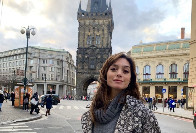 Juliana Schalch grava cenas de novela em Praga ao lado de Cauã Reymond