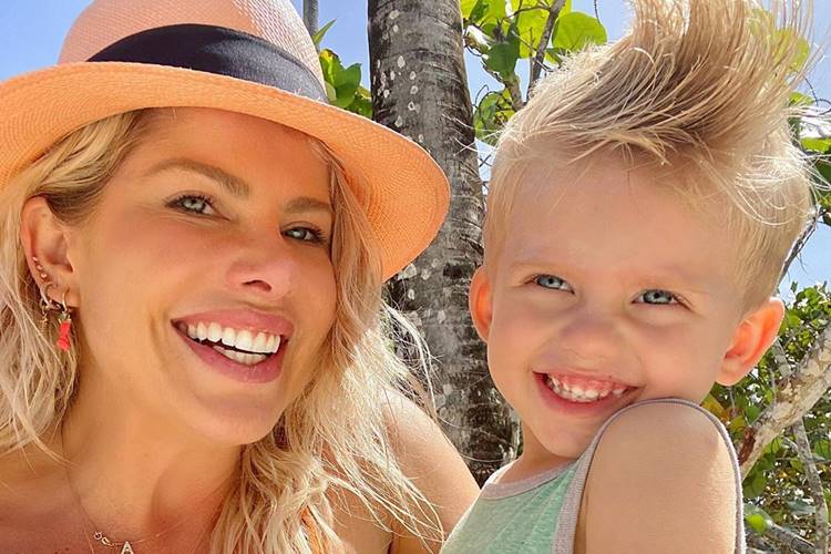 Karina Bacchi posa ao lado do filho e se declara: “Meu pacotinho de felicidade”