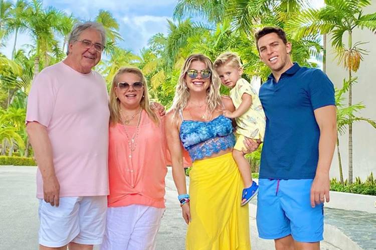 Karina Bacchi se diverte em viagem com a família