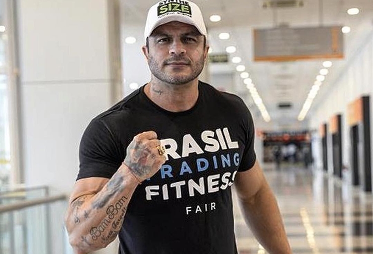 Ex-BBB Kleber Bambam comemora nova conquista