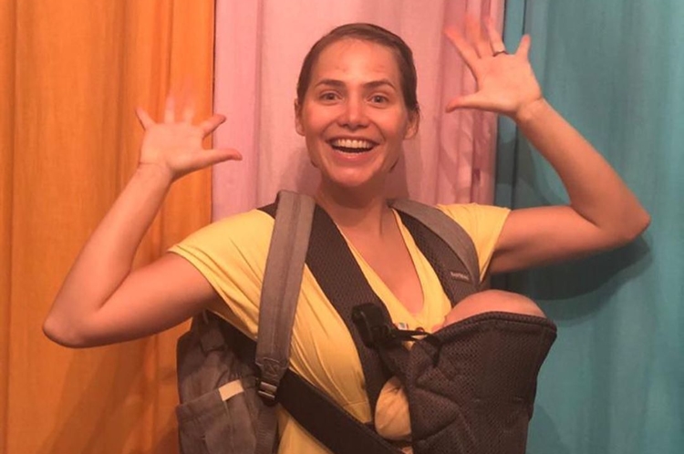 Letícia Colin comemora o uso de novo acessório com o filho