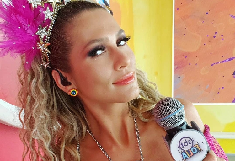 Lívia Andrade ‘derrapa’ em aeroporto de Salvador e diverte fãs na web