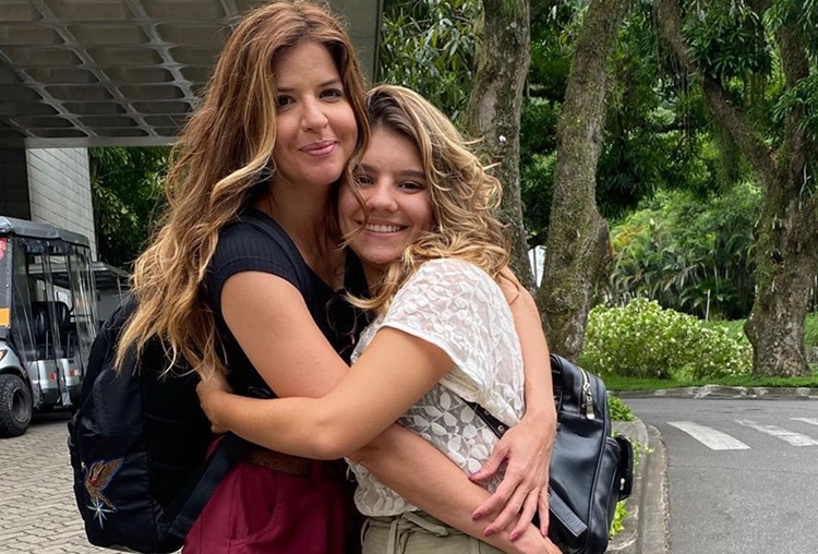 Mariana Santos faz declaração para Dora de Assis, sua filha na ficção