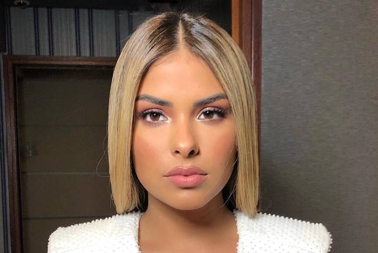 Em Paris, Munik Nunes aposta em decote e conquista elogios