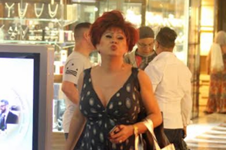 Nany People, simpática atende fãs em shopping no Rio