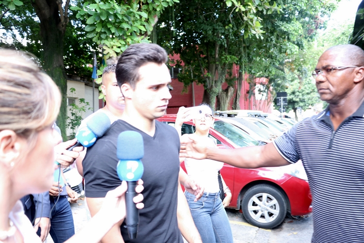 BBB20: Depois de depor, Petrix Barbosa deixa delegacia e evita falar com a imprensa