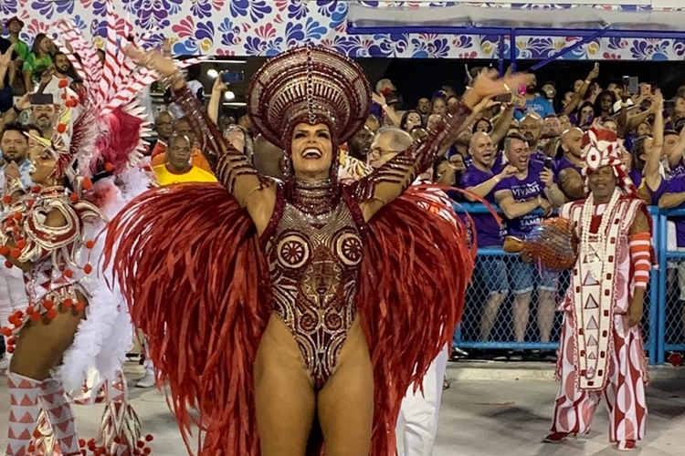 Rainha de Bateria da Viradouro, Raíssa Machado comemora vitória da Escola de Samba