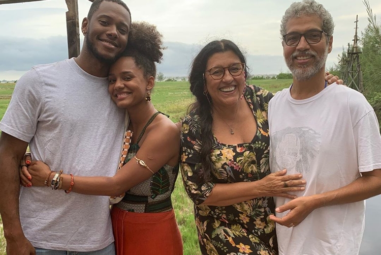 Regina Casé e Jéssica Ellen gravam em Arraial do Cabo e recebem visitas especiais