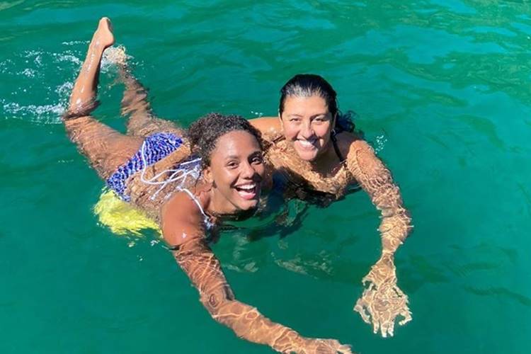 Regina Casé comemora aniversário ao lado de amigos de trabalho e família