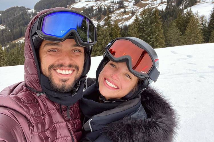 Agatha Moreira curte férias na neve com Rodrigo Simas