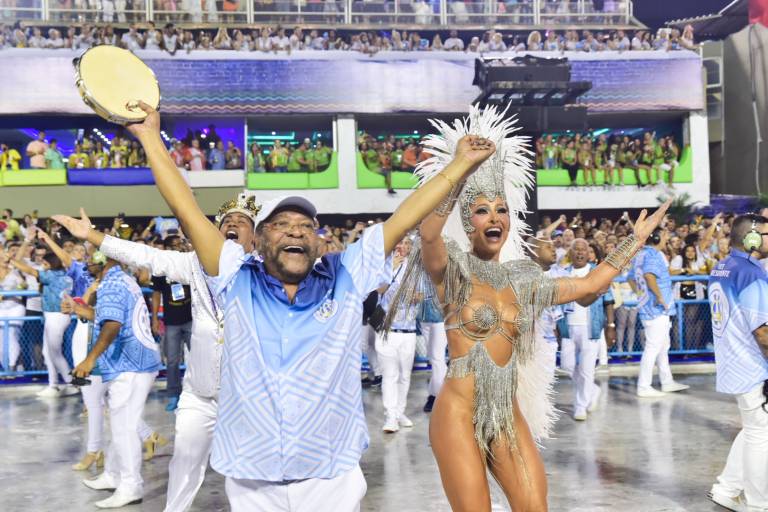 Sabrina Sato se emociona em desfile ao lado de Martinho da Vila na Marquês de Sapucaí