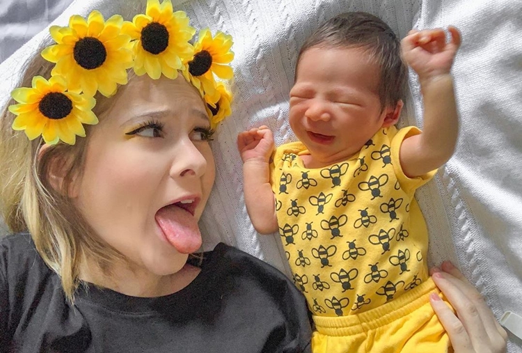 Mulher de Pyong aparece em clima de carnaval ao lado do filho: ‘Prontos pra chapar de leite’